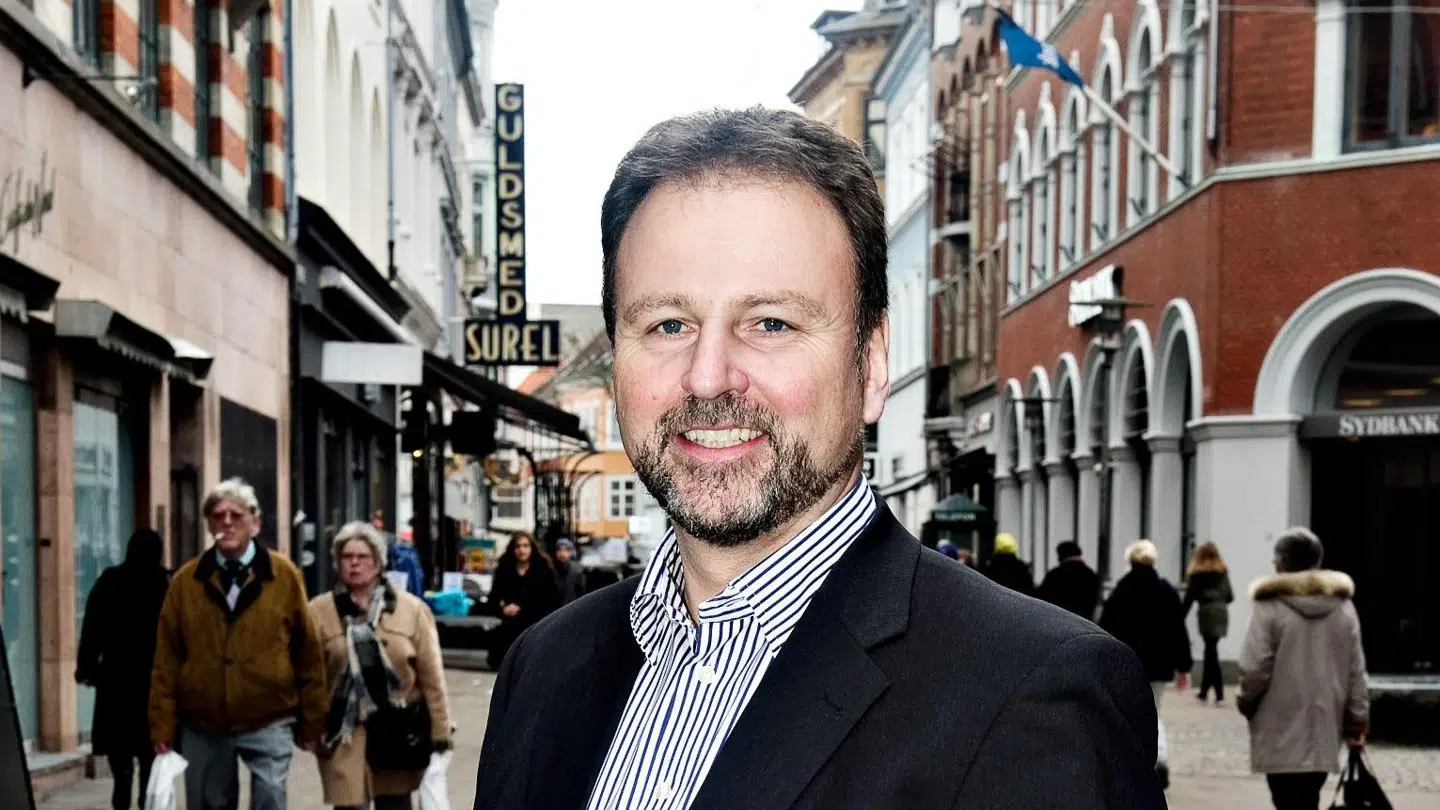 Peter Bøgholm fra Odense Cityforening forklarer, at oppytningen er gået igang allerede nu, for at de kan nå det inden juletræstænding i november. Foto: PR-foto