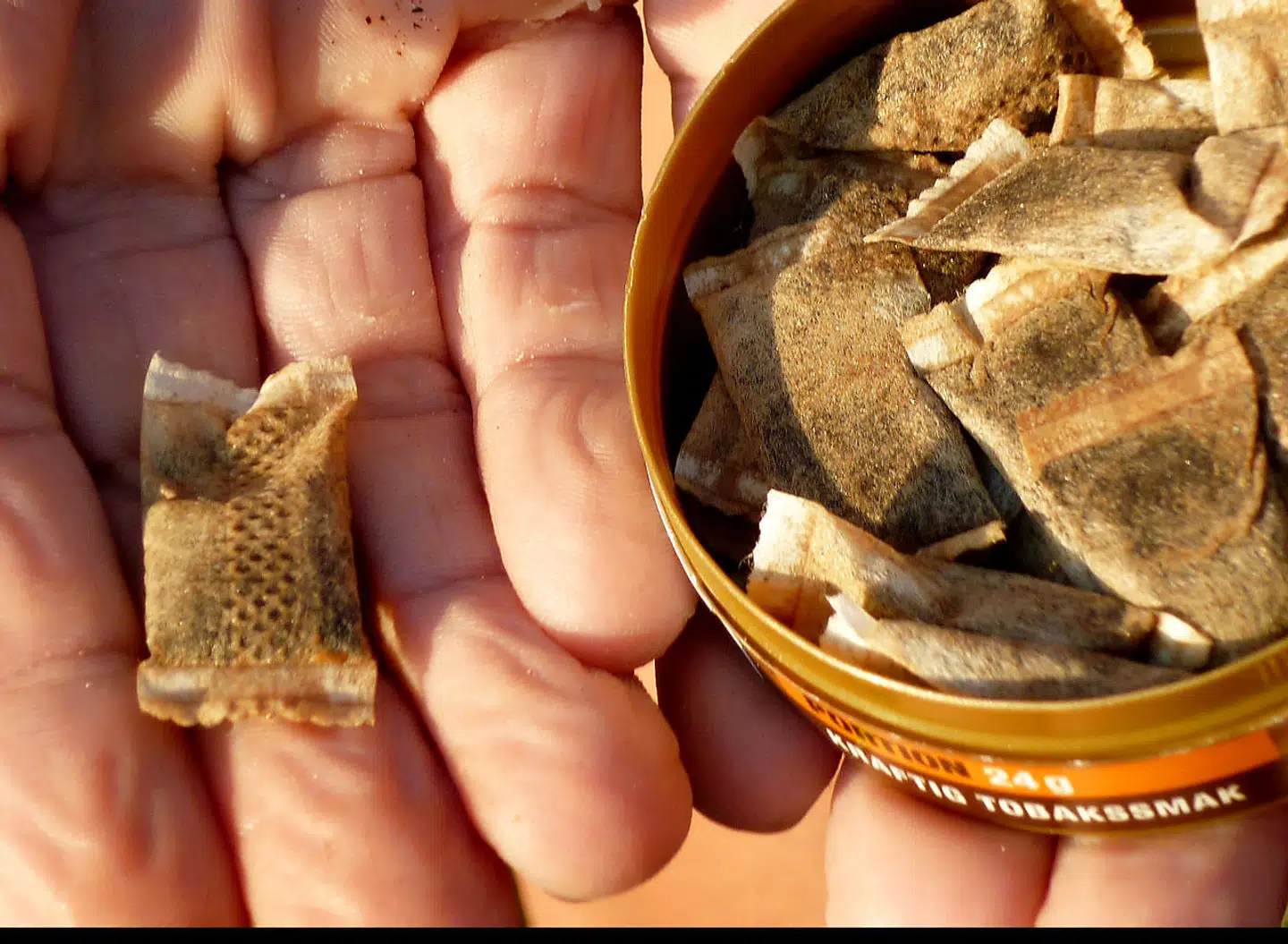 Snusposerne består af tobak, smagsstoffer og pH-regulerende stoffer. Snus indeholder nikotin, som er afhængighedsskabende. I modsætning til cigaretter skal snus ikke ryges, derfor kaldes det røgfri tobak.