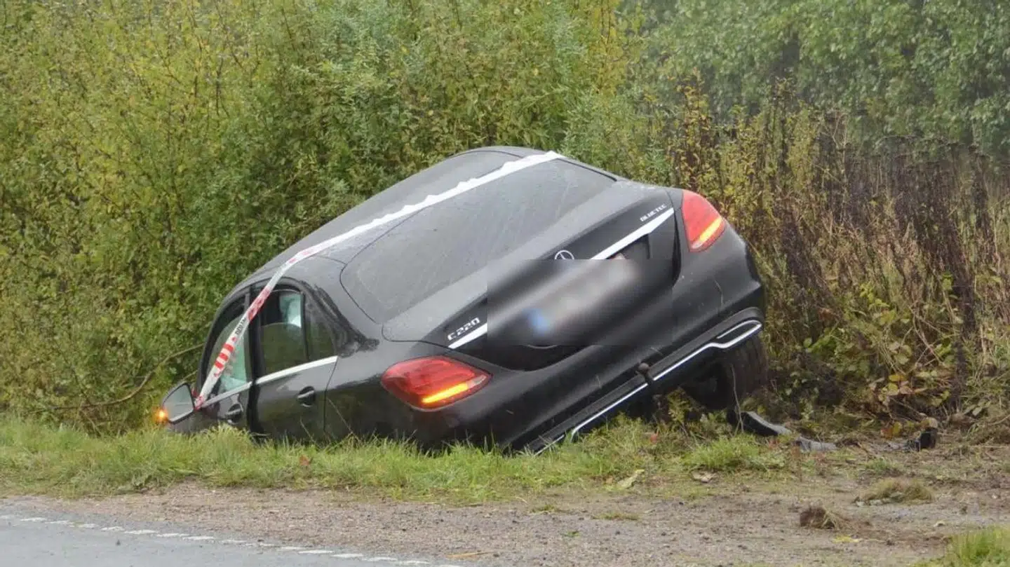 Manden kom ud af bilen igen med hjælp fra beredskabet. Foto: Presse-fotos.dk.