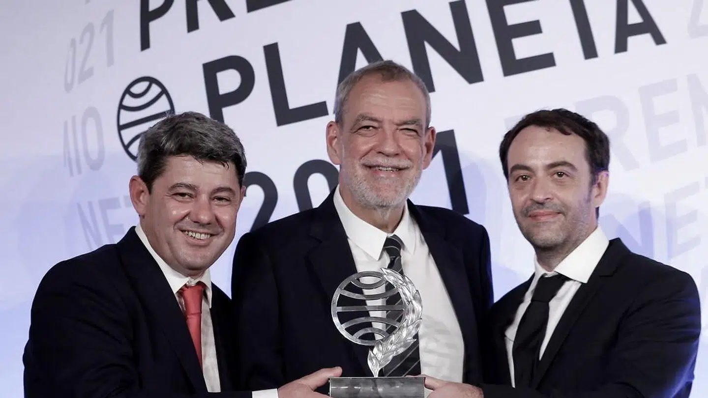 Her ses de tre mænd, der står bag den prisvindende kvinde. EPA/Quique Garcia