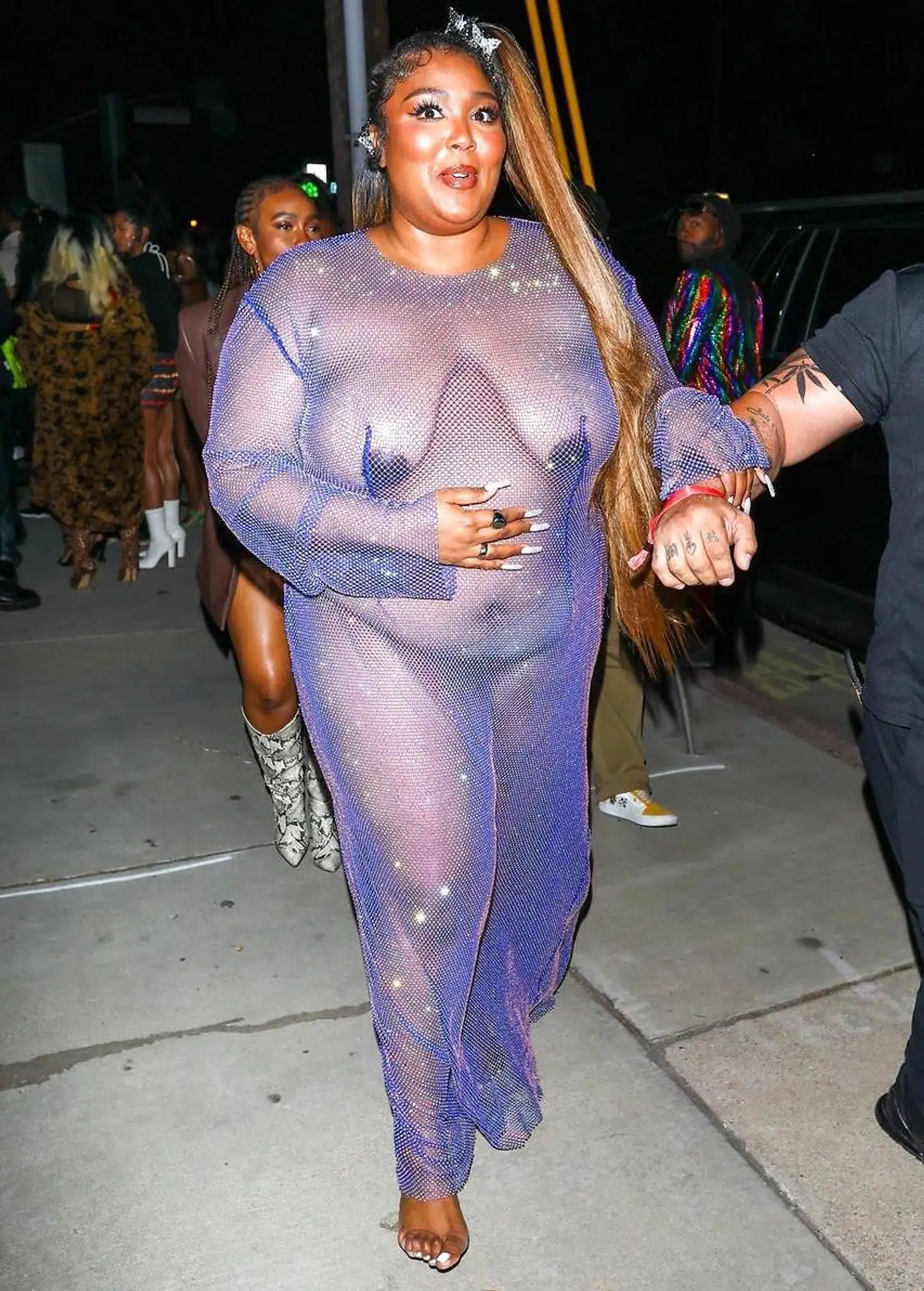 Her ses Lizzo i den yderst opsigtsvækkende kjole, hun bar til Cardi B's fødselsdag.