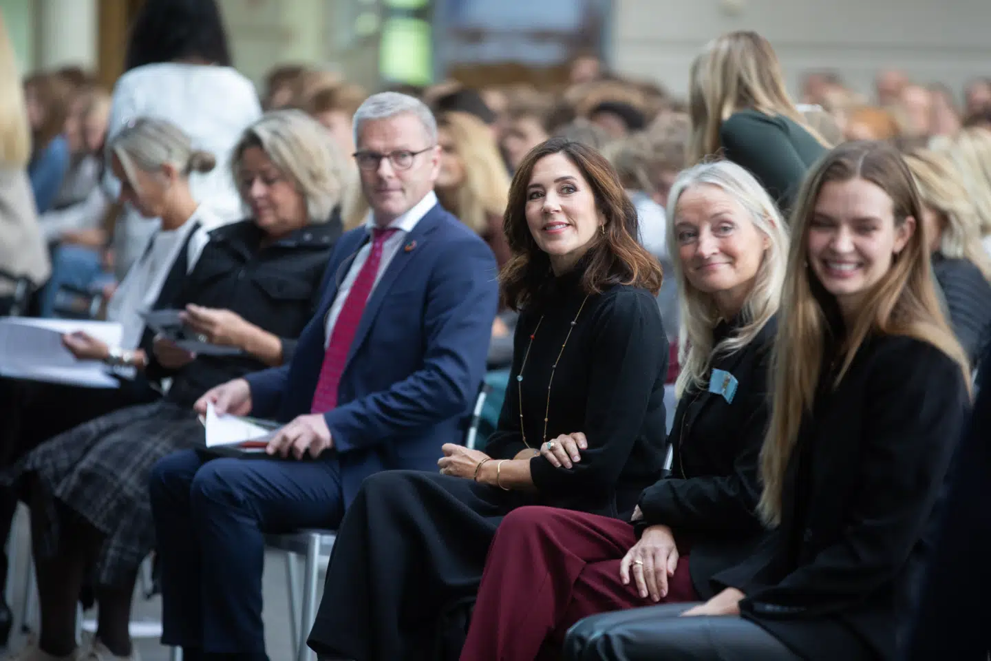 Kronprinsesse Mary overværede hele FNs Pigedag fra forreste række. Her sad hun sammen med udviklingsminister Flemming Møller Mortensen, mens Josephine Skriver fik lov at sidde næsten ved siden af kronprinsessen.