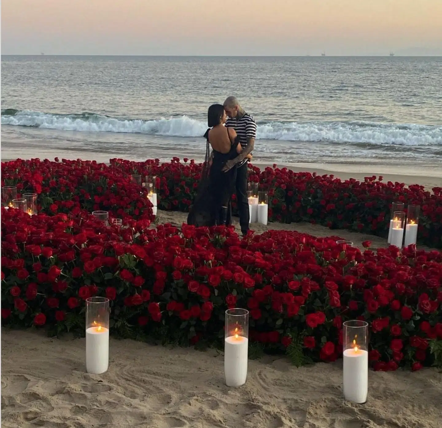 Travis Barker friede til Kourtney Kardashian i midten af en roseopstiling, viste realitystjernen frem på sin Instagram med blandt andet dette billede.