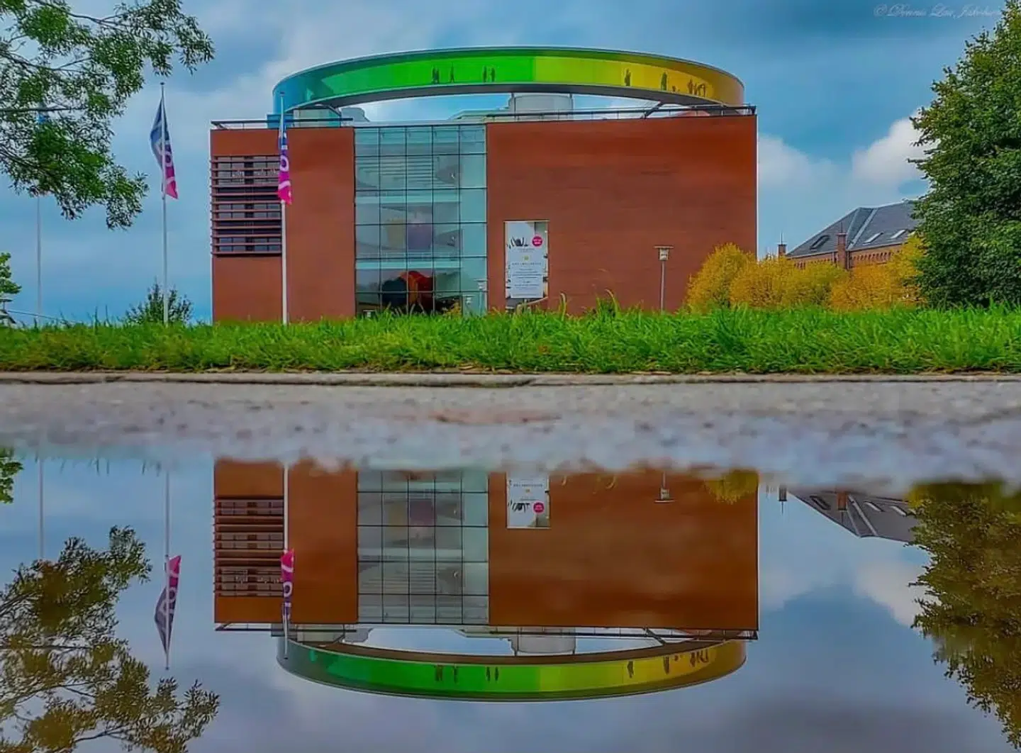 Selvom det er efterårsgråt, lyser regnbuen stadig byen op.