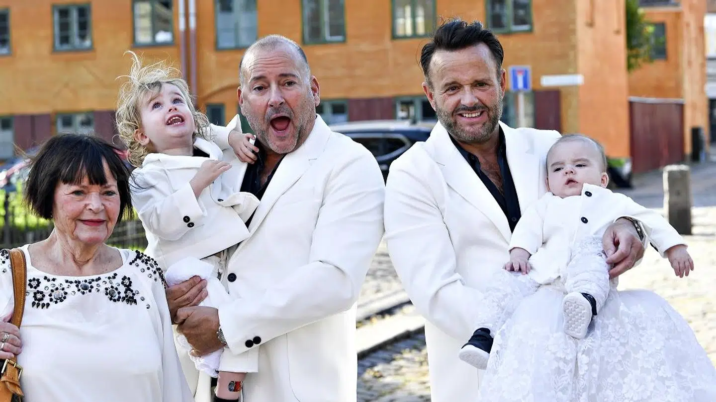 Dennis Knudsens yngste søn, Noah, blev lørdag døbt i Skt. Pauls kirke i København. Her ses kendisfrisøren med sin bror Dion og deres mor, Mona, samt sine to børn, Noah og Lukas.