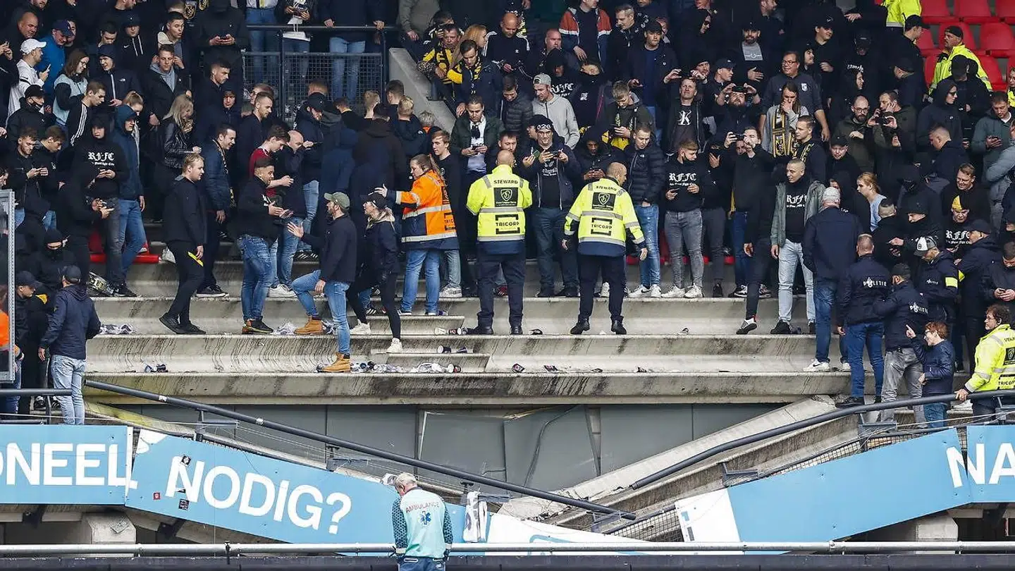 Vagterne fik hurtigt de mange fans længere op, så det ikke gik yderligere galt.