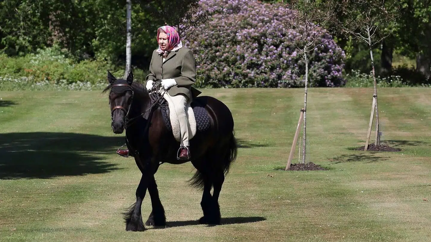 Dronning Elizabeth rider stadig rundt på sin pony - selv om hun er 94 år.