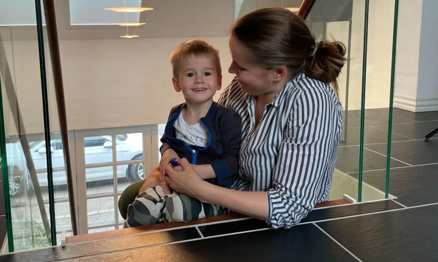 Her ses Trine Leth Sørensen med sønnen Felix på tre år. Foto: Privat.