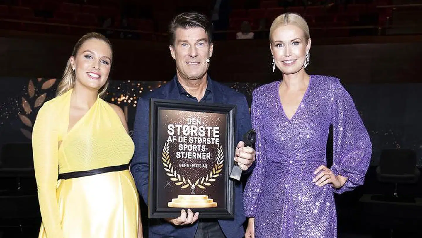 Michael Laudrup – flankeret af Josefine Høgh og Tina Müller – modtager prisen.