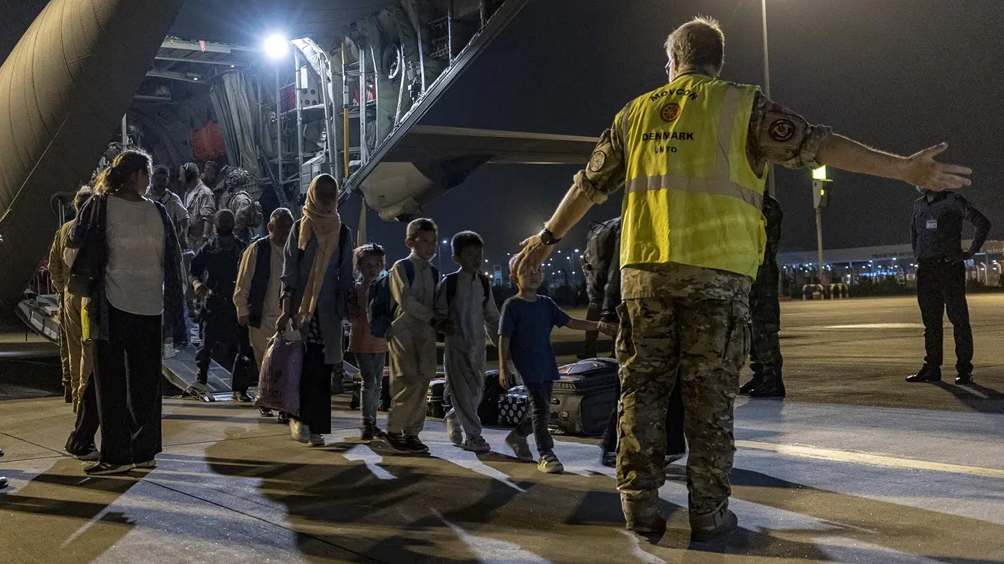 Her ses et hold afghanske flygtninge ankomme til lufthavnen i Islamabad. Det lykkedes Danmark at evakuere flere end 1000 afghanere.