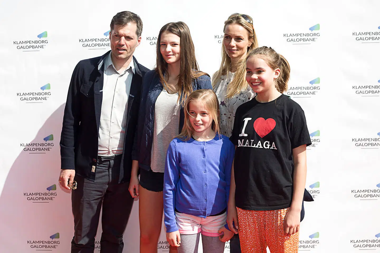 Mikael Bertelsen og Malou Aamund til åbningen af Klampenborg Galopbane for år tilbage med deres tre døtre, Aia, Olivia og Luka. Den ældste, 26-årige Aia Aamund, er nu blevet mor selv.