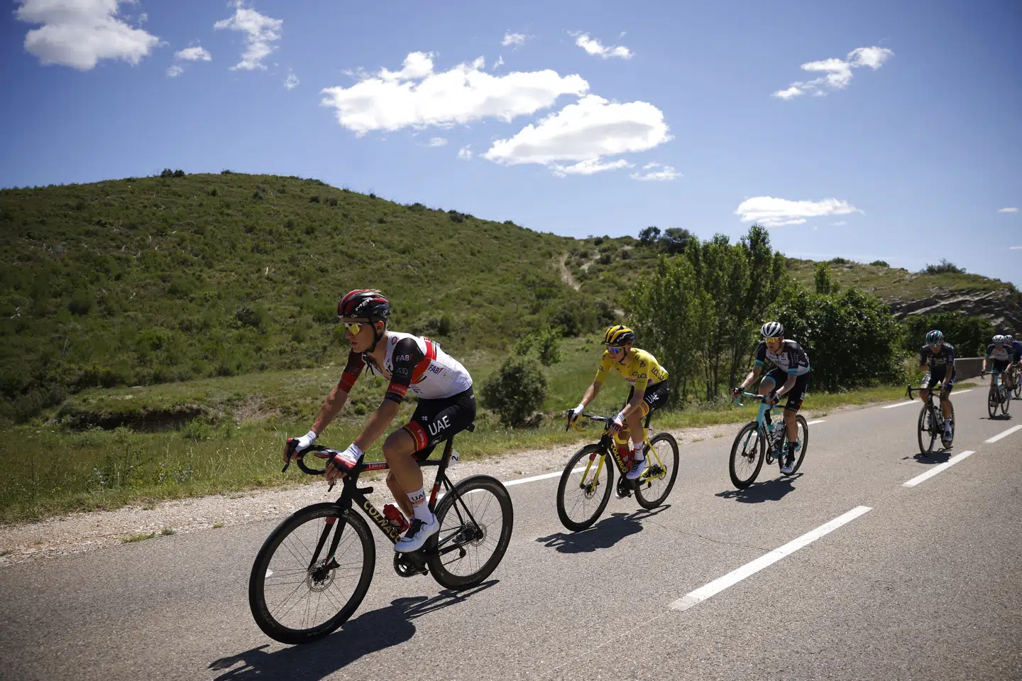 Mikkel Bjerg (helt til venstre) var med til at styre Tadej Pogacar (nummer to fra venstre) til samlet sejr i Tour de France i 2021. Stephane Mahe/Reuters