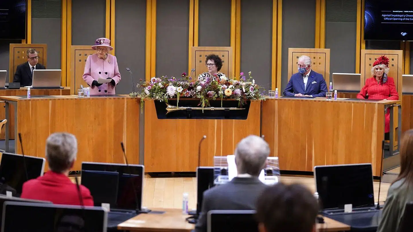Dronning Elizabeth lod en politisk stikpille falde til torsdagens officielle åbning af det walisiske parlament. Her ankom hun sammen med sønnen Prins Charles af Wales og hans hustru Camilla, hertuginde af Cornwall. I midten ses parlamentets formand Elin Jones.