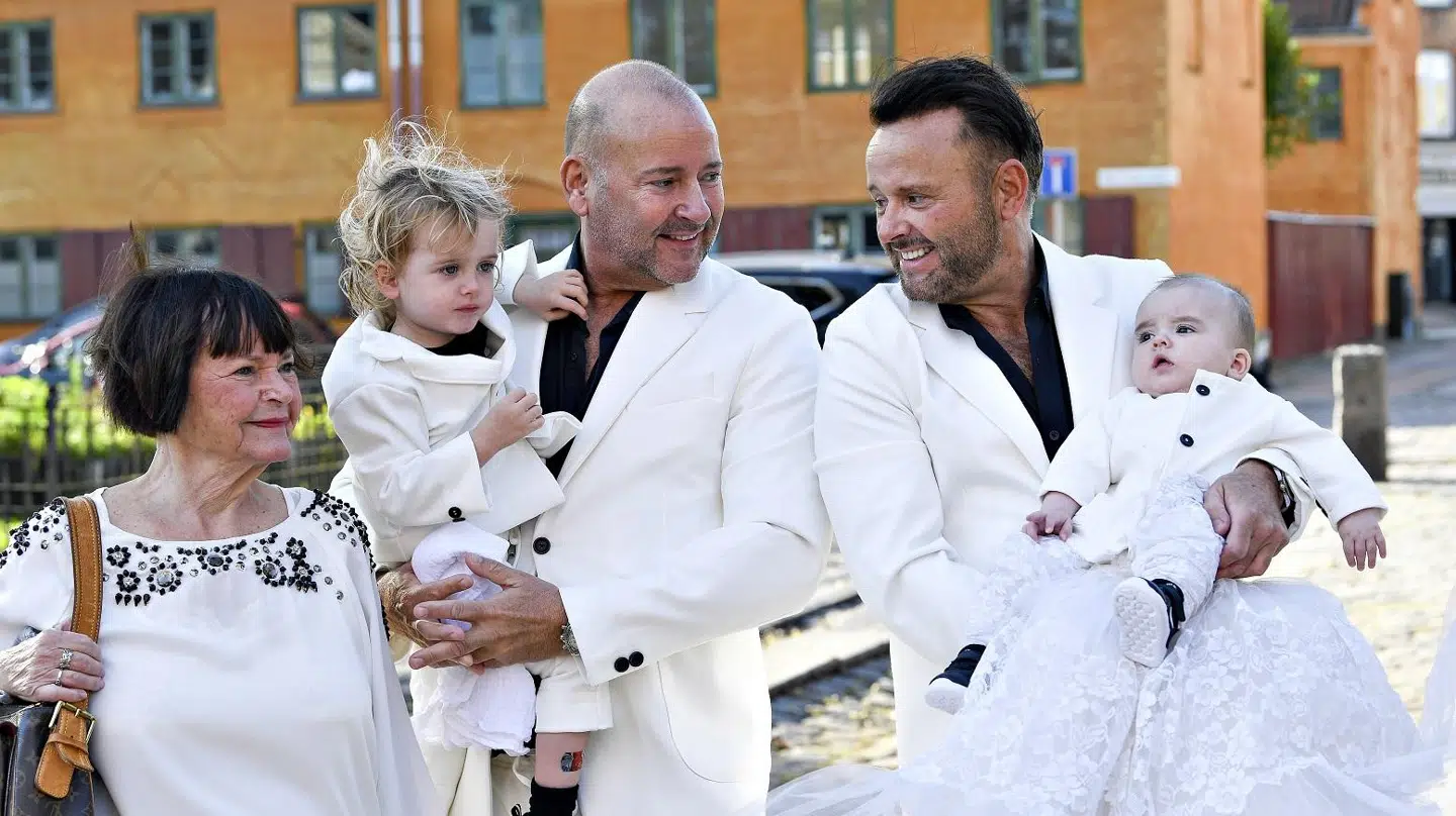 Dennis Knudsen havde sin bror, Dion, og deres mor, Mona, med til dåben lørdag.