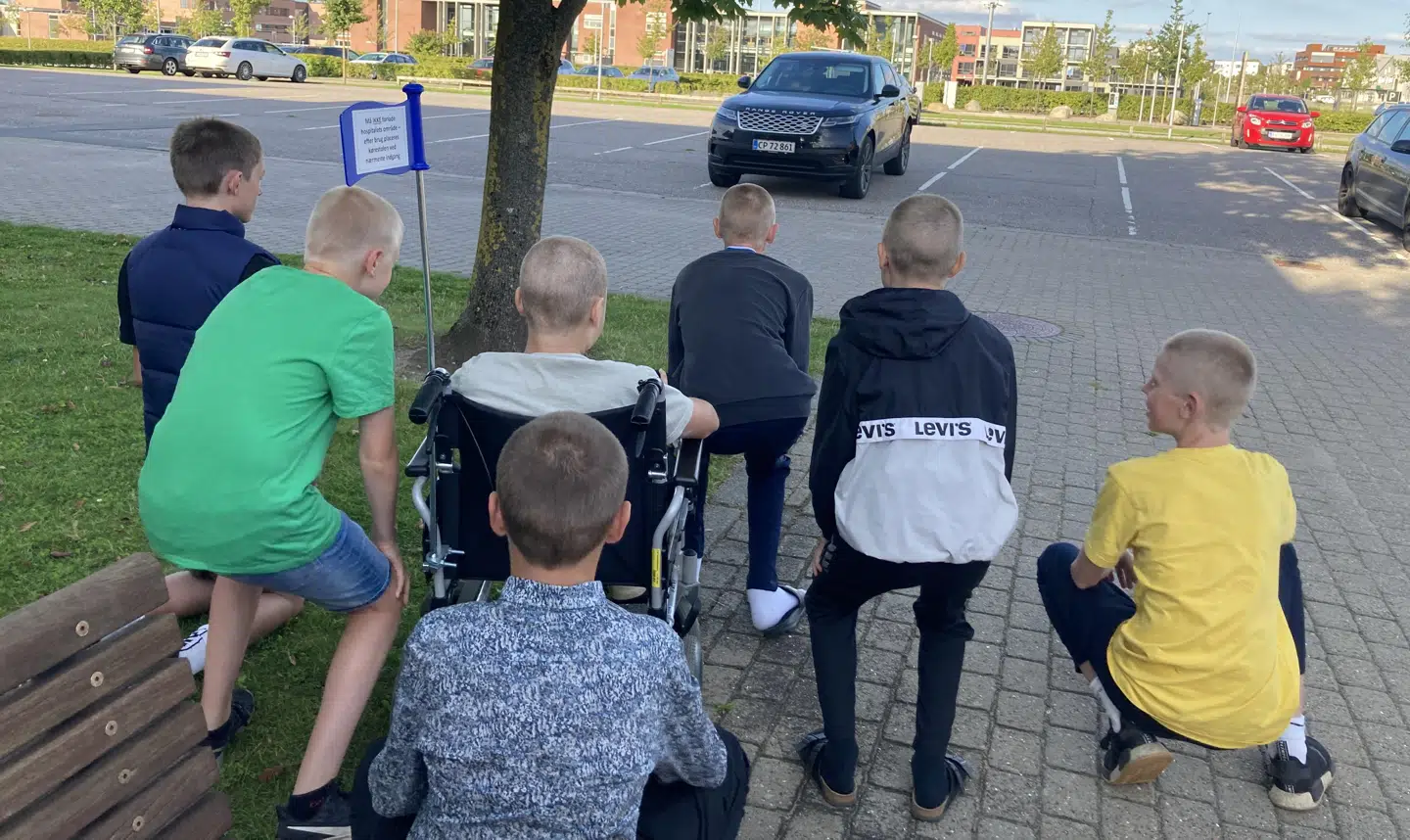 En gruppe drenge fra klassen og parallelklassen har klippet sig helt korthåret, for at støtte op om Oliver og hans sygdom, så han ikke står alene om at have mistet håret. Foto: Privat.