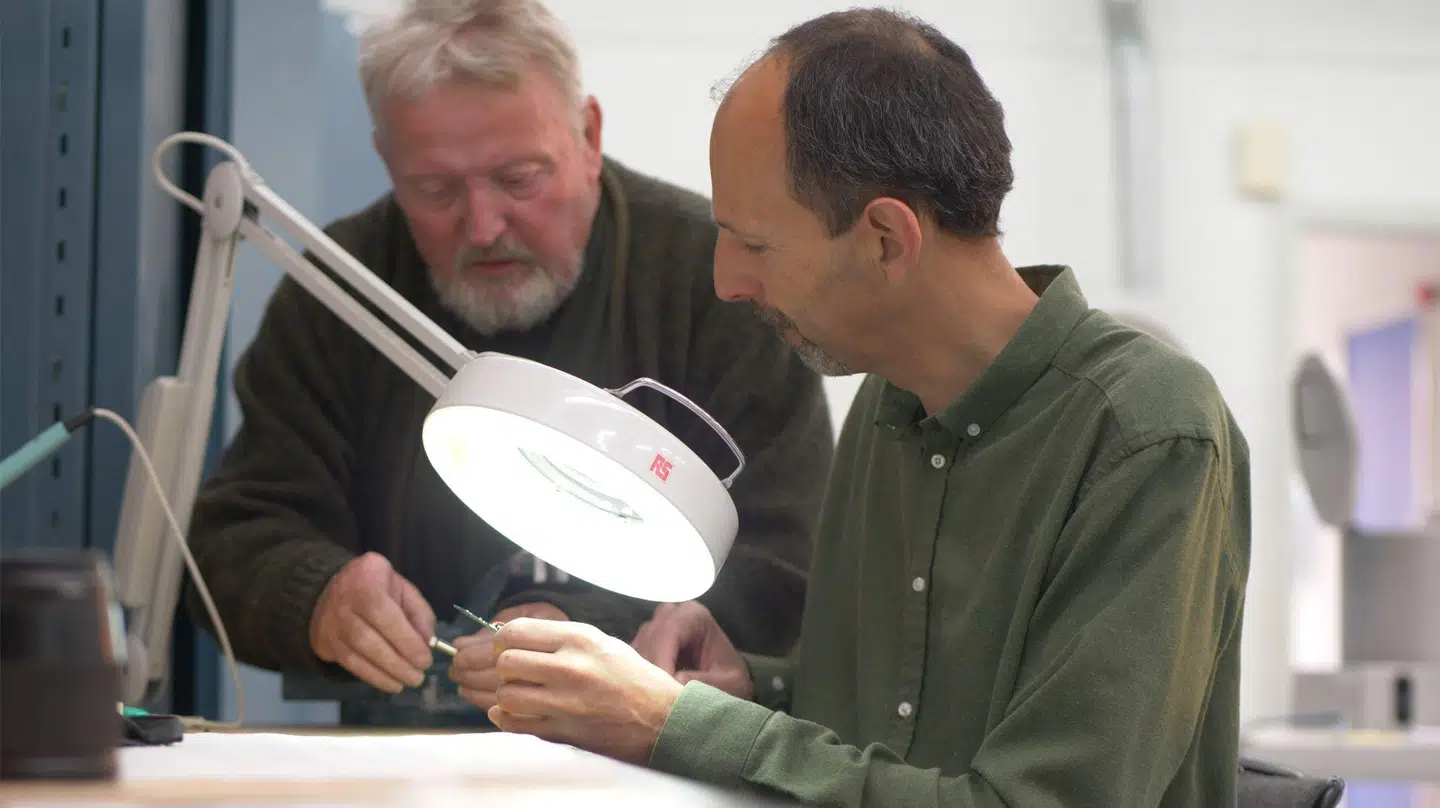 Finn Rasmussen og Torben Juhl har sammen været i værkstedet for at udvikle Anti Tremor. Nu er næste skridt at udbrede kendskabet til opfindelsen.