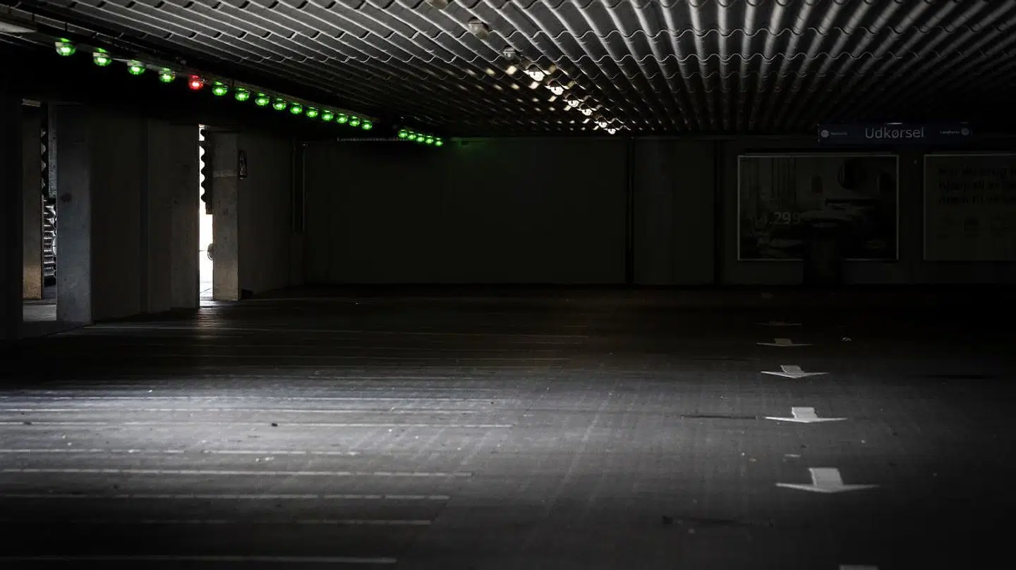 Dette er ikke et billede af den egentlige parkeringskælder, dette er blot et bille af en.