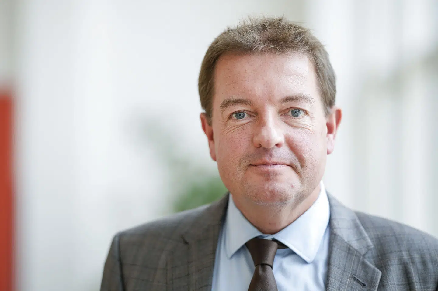 - Ingen skal nogensinde slå nogen med en bibel eller med religiøse skrifter uden at blive modsagt. Hvis nogen slår på mindretal eller holder dem nede, så skal vi løfte dem og forsvare dem. Uanset folkeligt tilhørsforhold, etnicitet, køn eller seksuel orientering, siger Jens Rohde på landsmøde. Frank Cilius/Ritzau Scanpix