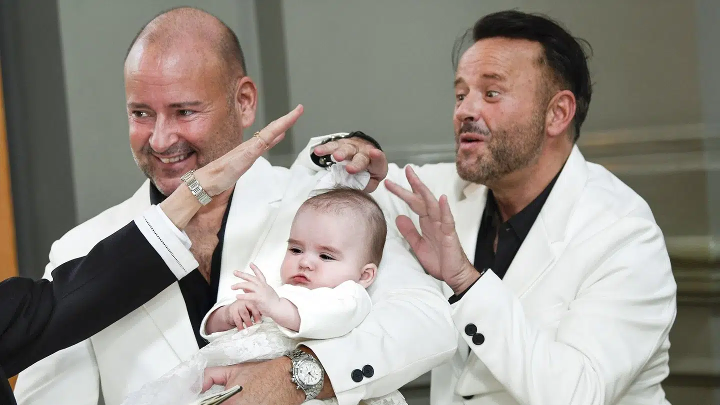 Dennis Knudsens bror, Dion, blev gudfar til lille Noah.