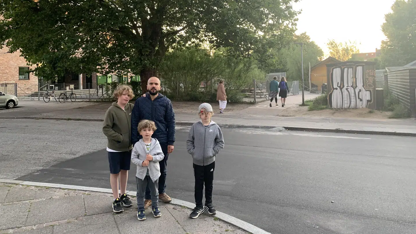 Johan Elias, Jakob og kammeraterne skal hver morgen og eftermiddag passere T-krydset.