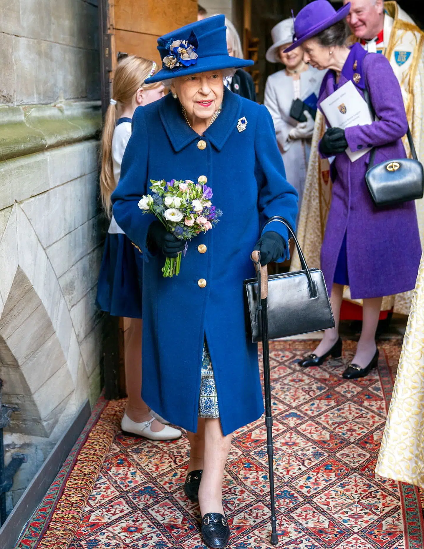 Tirsdag dukkede dronning Elizabeth op i Westminister Abbey sammen med prinsesse Anne og en stok. Foto Arthur Edwards.