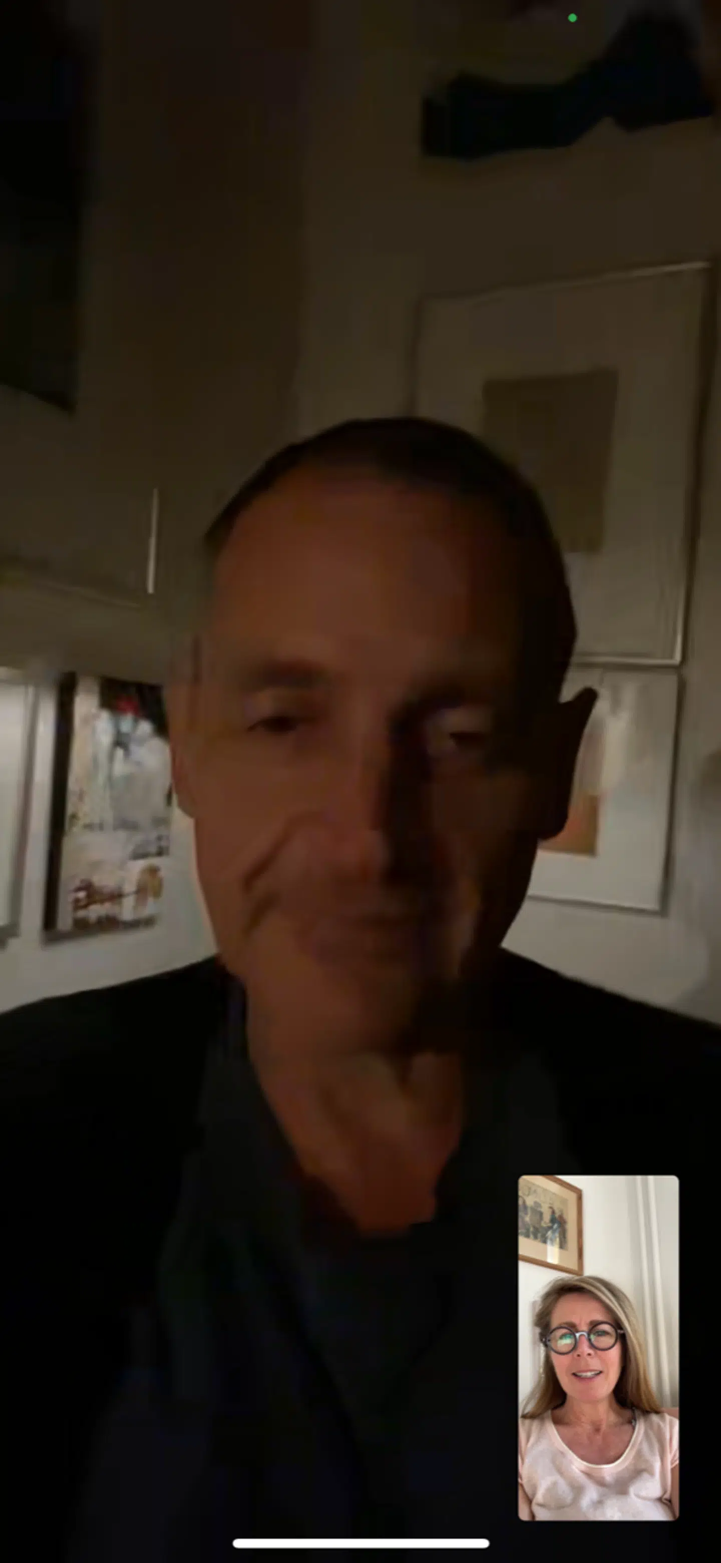 Julie i en facetime-samtale med sin australske mand.