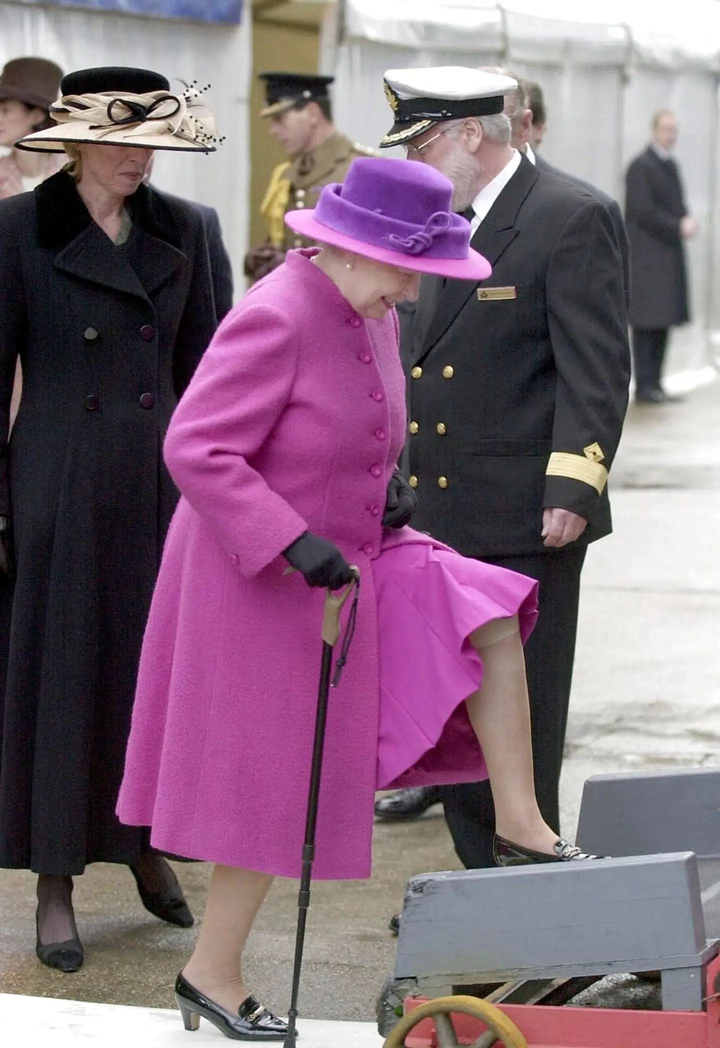Efter en knæoperation i 2003 var dronning Elizabeth nødsaget til at vise sig offentligt med både stok og knæbind. Foto Martyn HAYHOW.