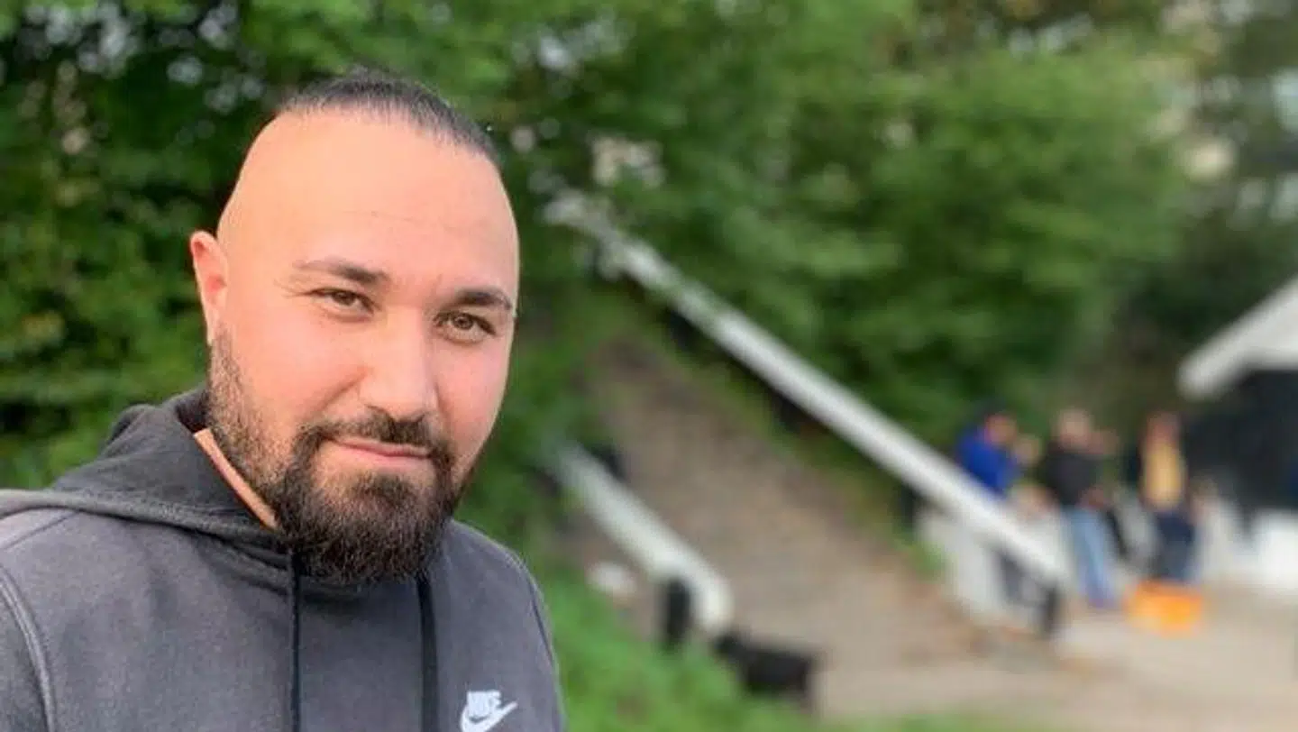 Ali Reza Mir, 37 år og fast deltager til Ombolds træninger: »Det er jo fedt, to ældre herrer gider træne sådan nogle unge som os,« siger han med et smil om trænerduoen Ole Madsen og Poul Erik Andreasen. Foto: Simon Brix Frederiksen