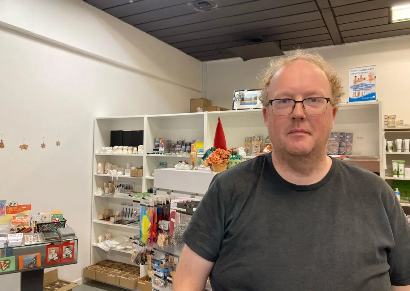 Rene Agergaard er indehaver af en hobbybutik i centret på Vollsmose Torv. Han er ligesom flere andre butiksdrivende træt af den aktuelle ballade og håber, at butikkerne sammen bliver bedre til at anmelde overtrædelser af reglerne til centervagten og politiet.