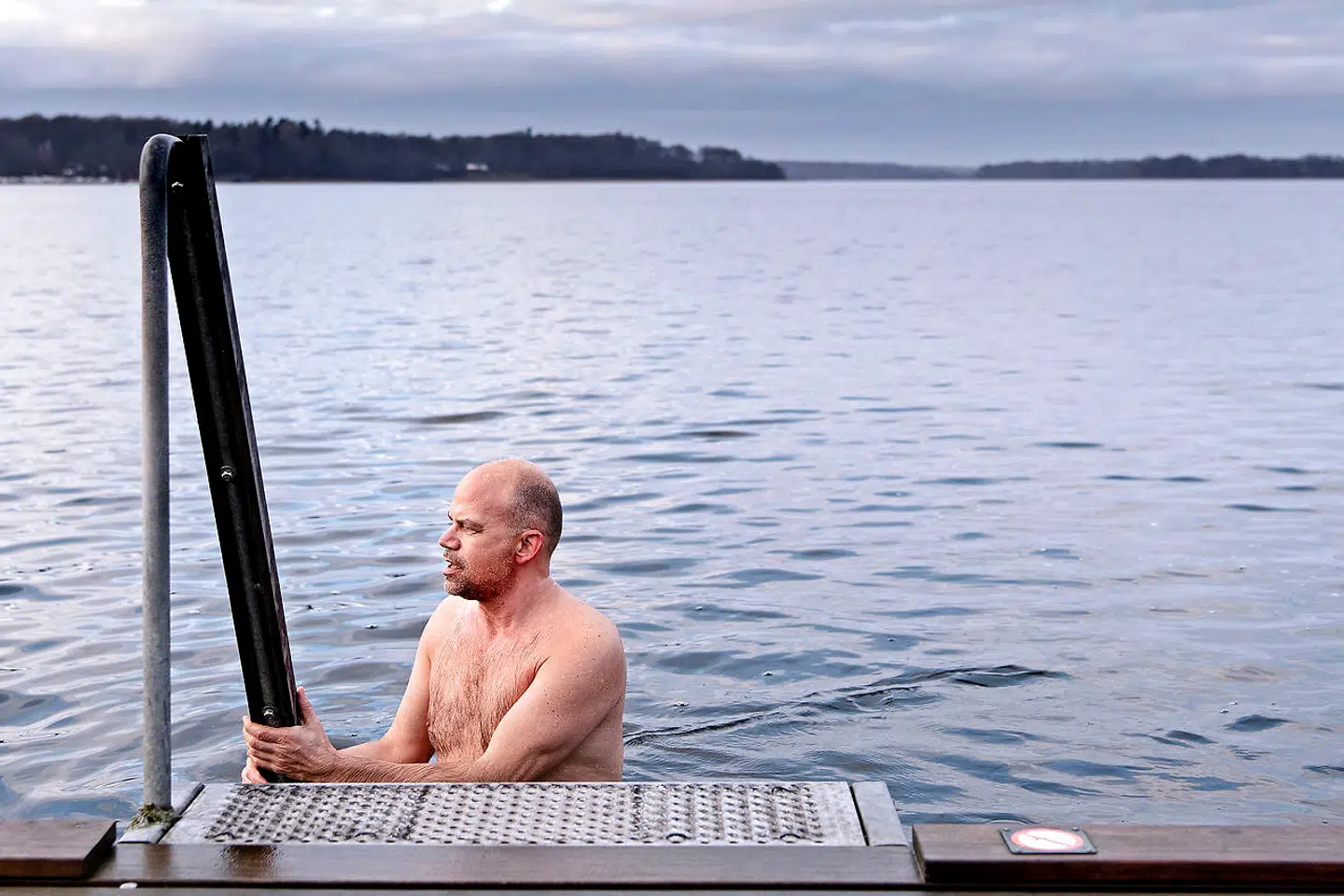 Efter ulykken i 2015 har Jesper Vollmer fået specielbygget en mountainbike. Når han cykler og når han vinterbader, mærker han intet til sit handicap. Foto Bax Lindhardt.