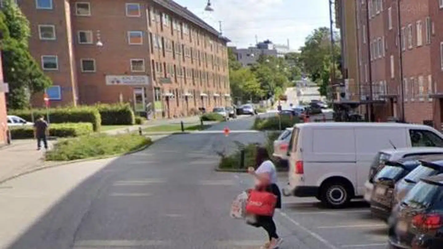 Det var i Samsøgade i Aalborg, at den 50-årige mand opbevarede de to våben i sit kælderrum.