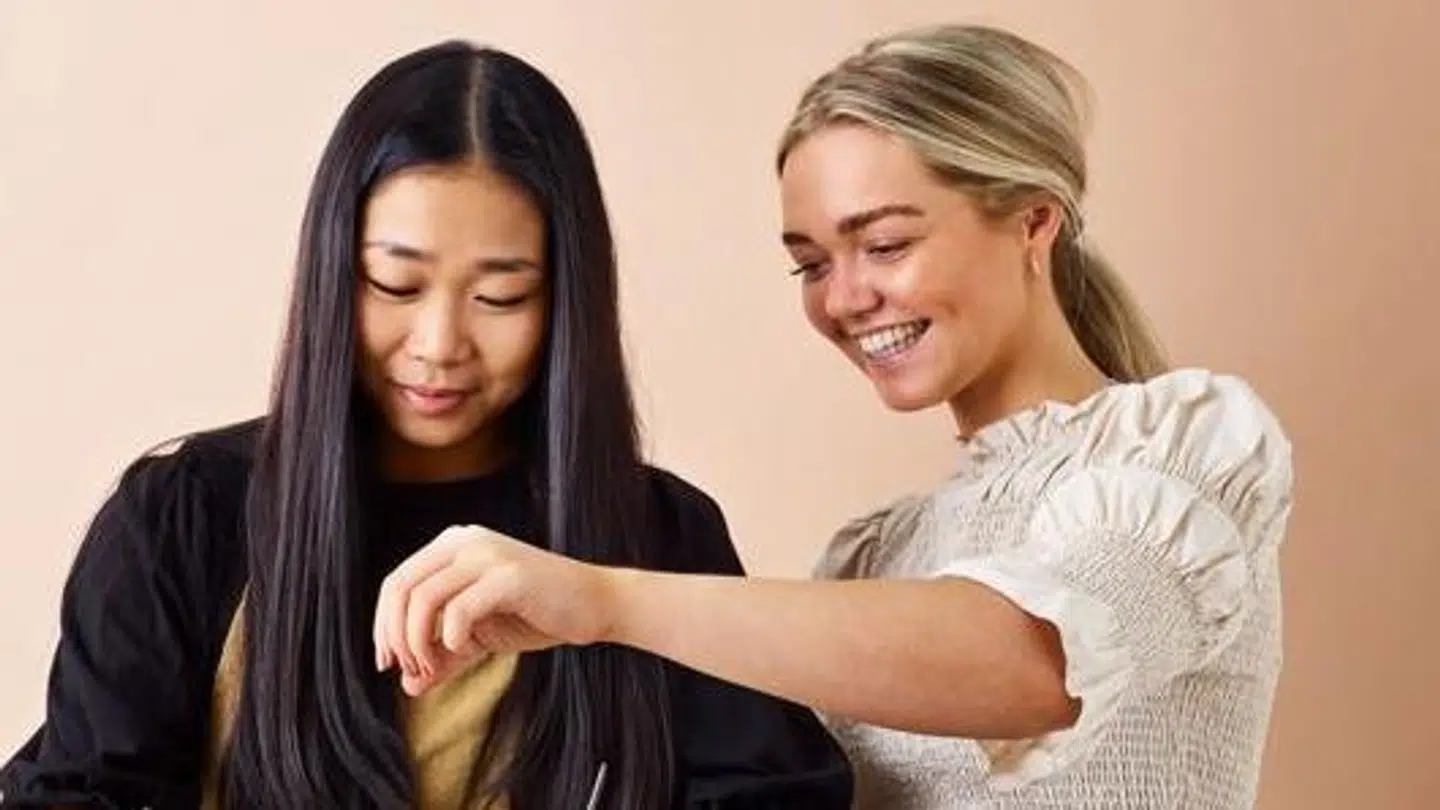 Kvinderne bag det populære 'Mummum'-undervejs, Amanda Juul Jensen og Mathilde Munksø Bentsen (th.), laver op mod ti retter om dagen til deres næsten 200.000 følgere. Foto: Line Falck