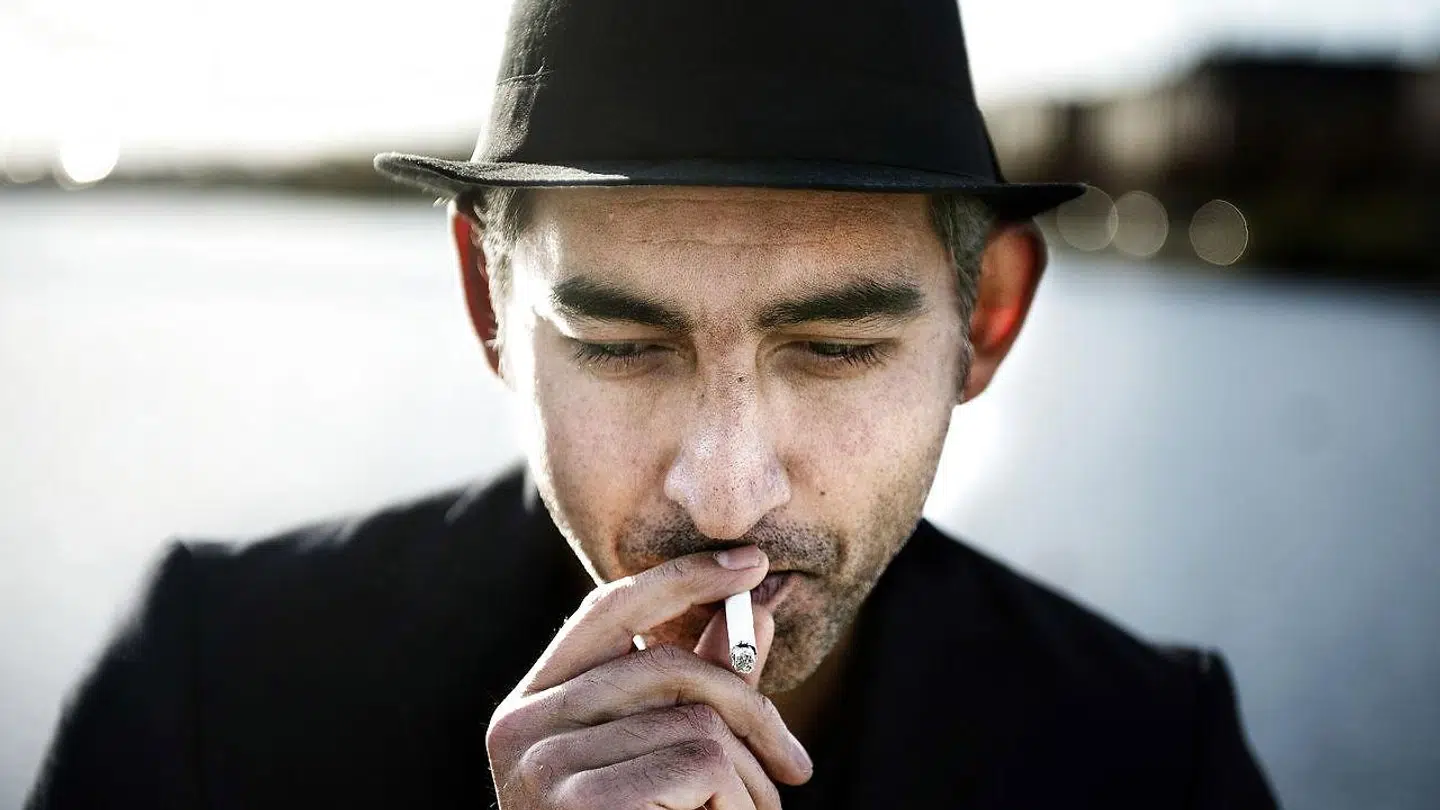 Filminstruktøren Manyar Parwani beskylder Sara Omar for at lyve.