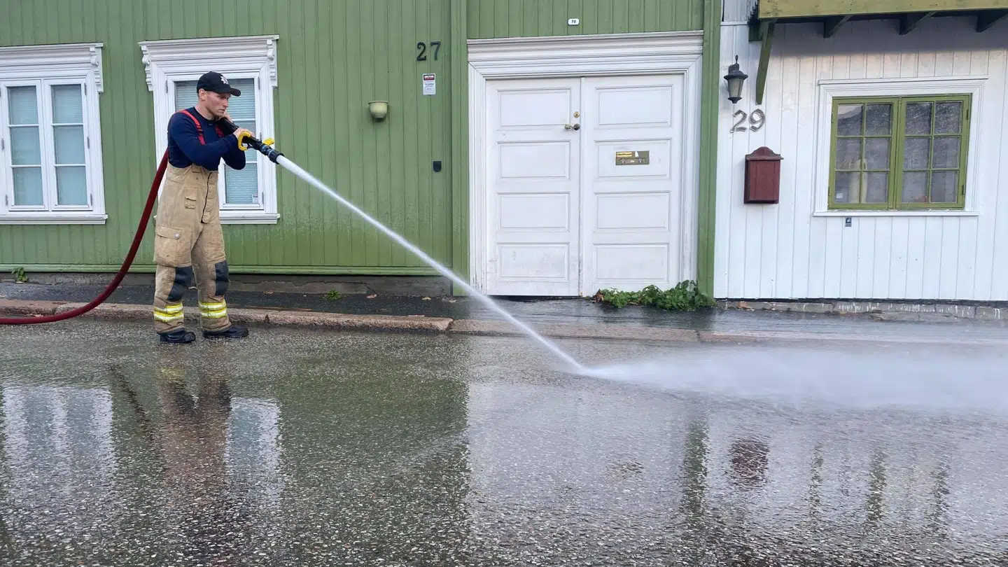 Her bliver blod spulet væk fra gaden.
