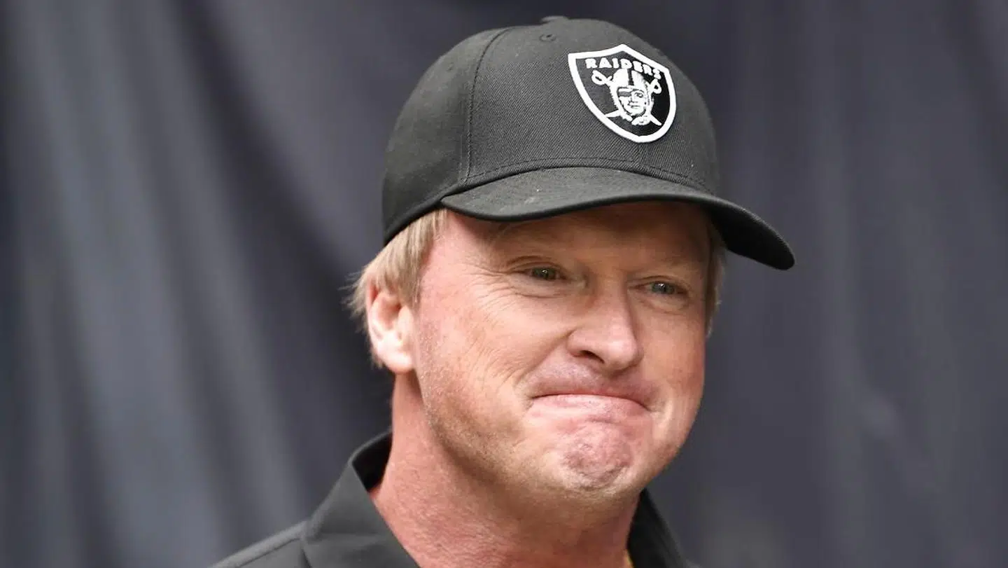 Joe Gruden valgte mandag at sige op som cheftræner for Las Vegas Raiders, efter skandalen begyndte at rulle.