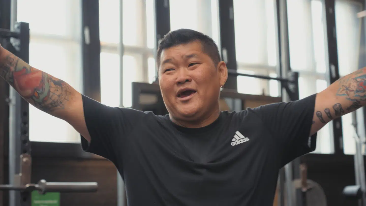 Det er en tilfreds Simon Jul, der står frem efter programmet '12 uger i helvede'. Foto Discovery Networks Danmark.