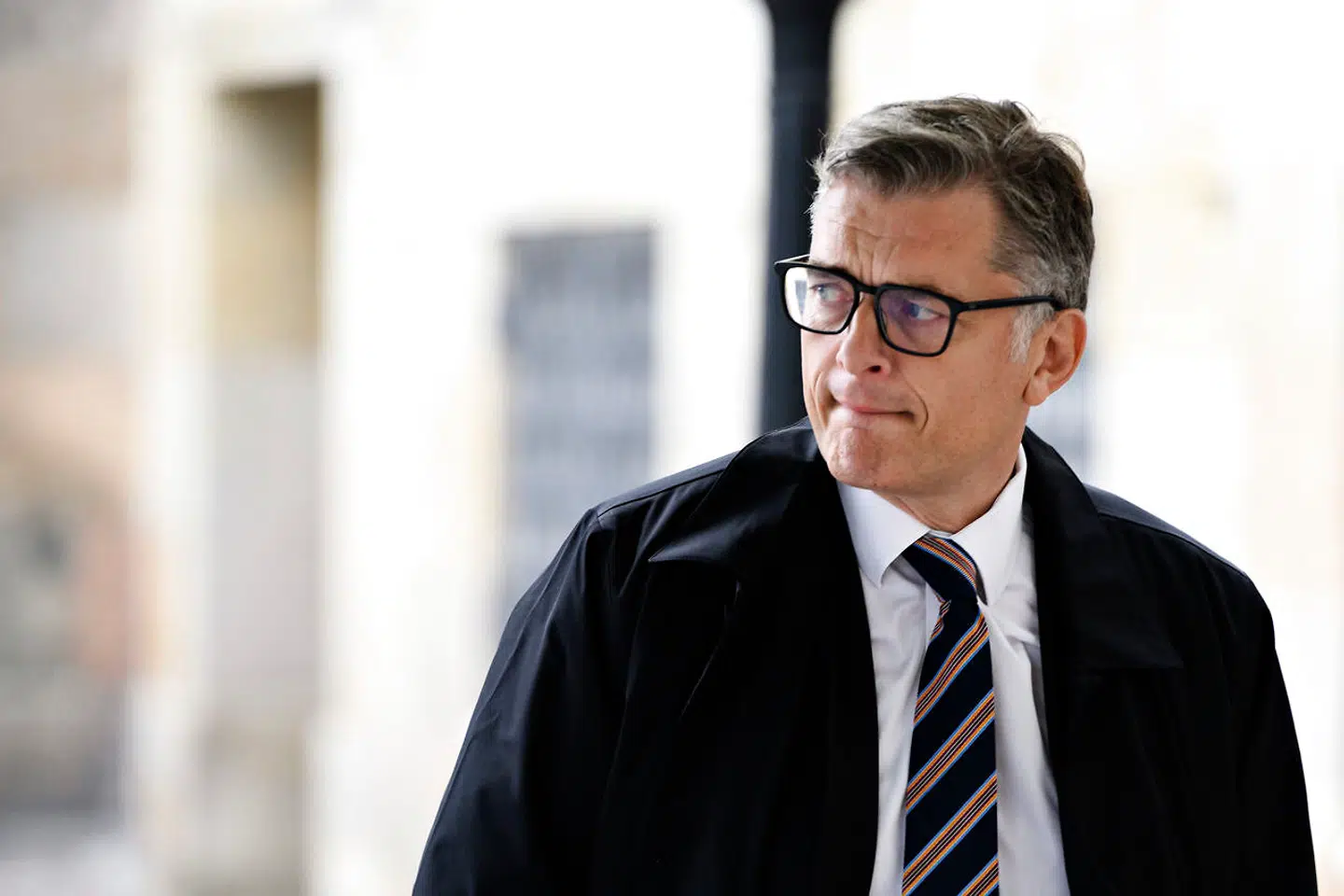 Jan E. Jørgensen (V) kalder kulturministeren 'magtarrogant', efter hun har lavet en rød aftale om en redningskrans til radiokanalerne P6 og P8.