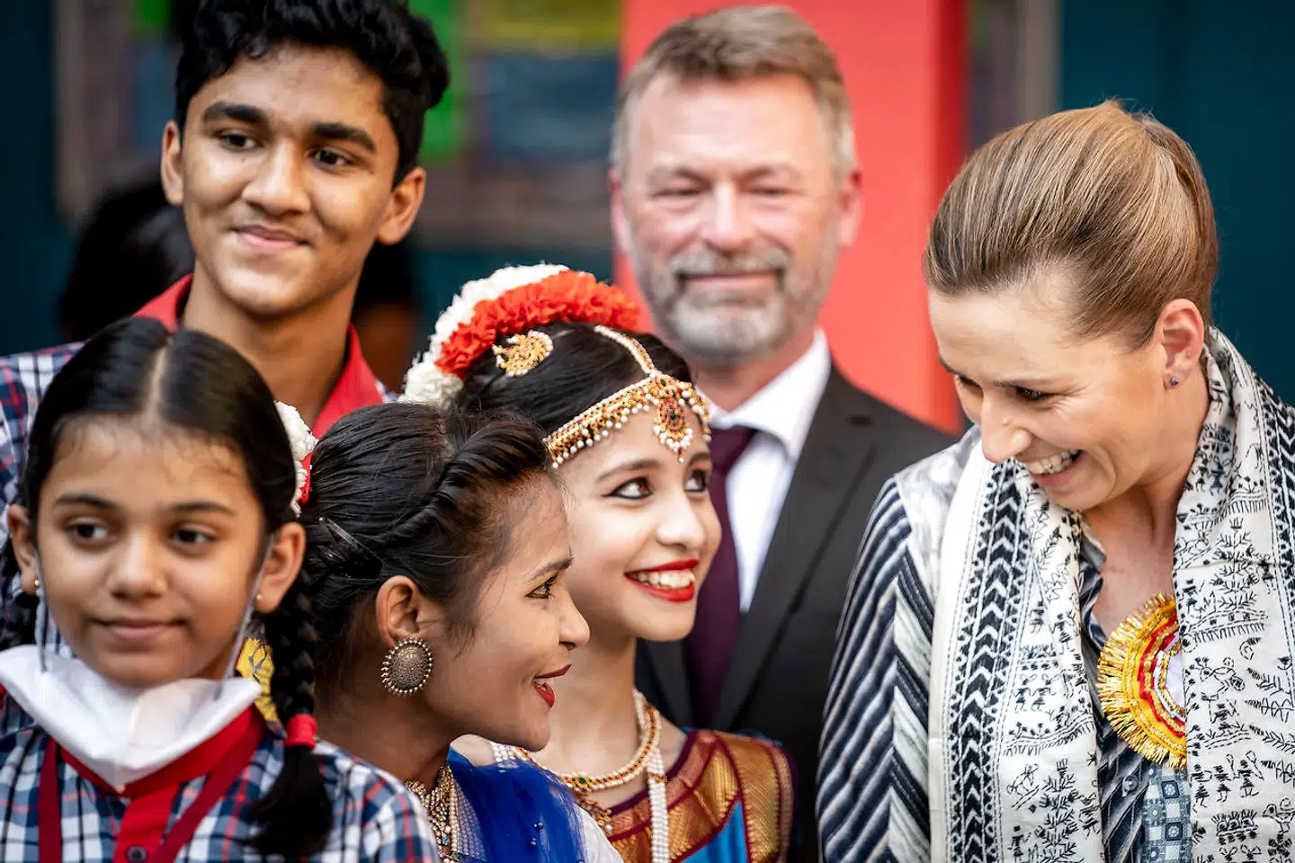 Dette billede slog Mette Frederiksen op på sin Facebook-profil i forbindelse med sit officielle besøg i Indien, hvor hun og ægtemanden Bo Tengberg besøgte Kendriya Vidyalaya skole og talte med eleverne.