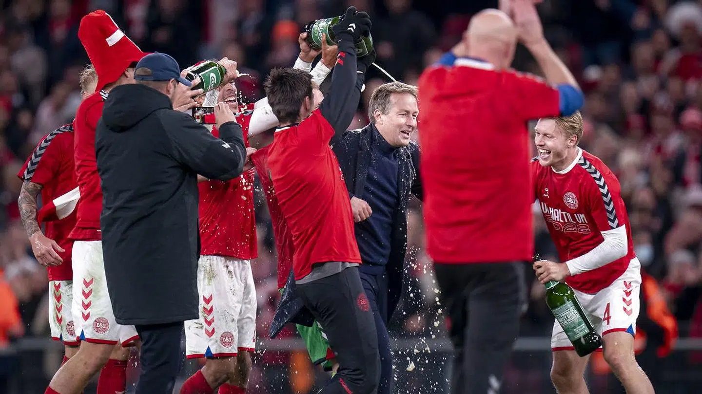 Kasper Hjulmand blev badet i øl efter tirsdagens triumf.