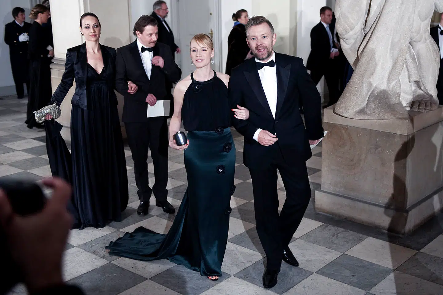 Casper Christensen og Iben Hjejle på vej til regentparrets aftenselskab for kultur og sport på Christiansborg i 2009.