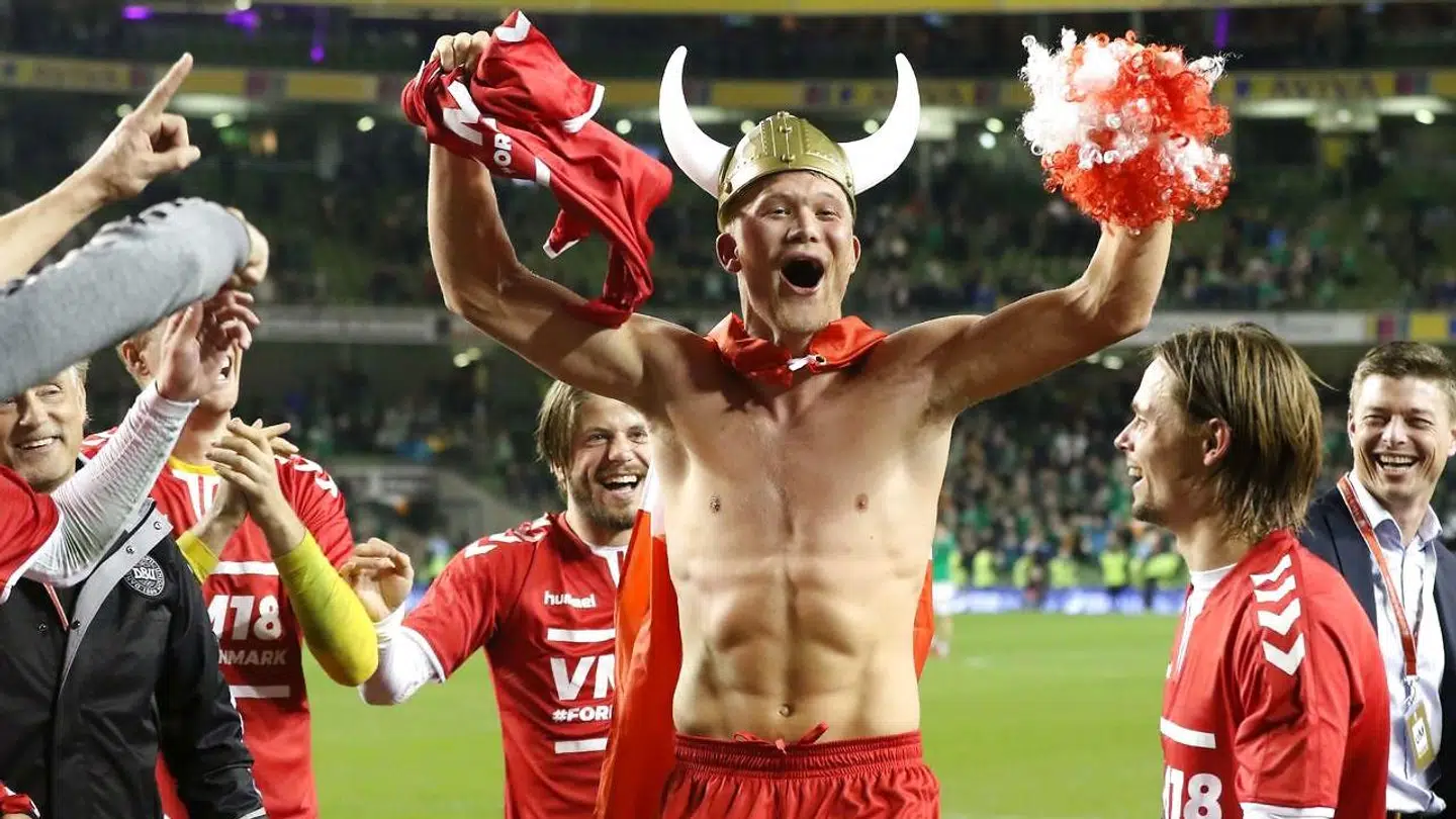 Andreas Cornelius med vikingehjelm i november 2017, efter landsholdet kvalificerede sig til VM i Rusland.