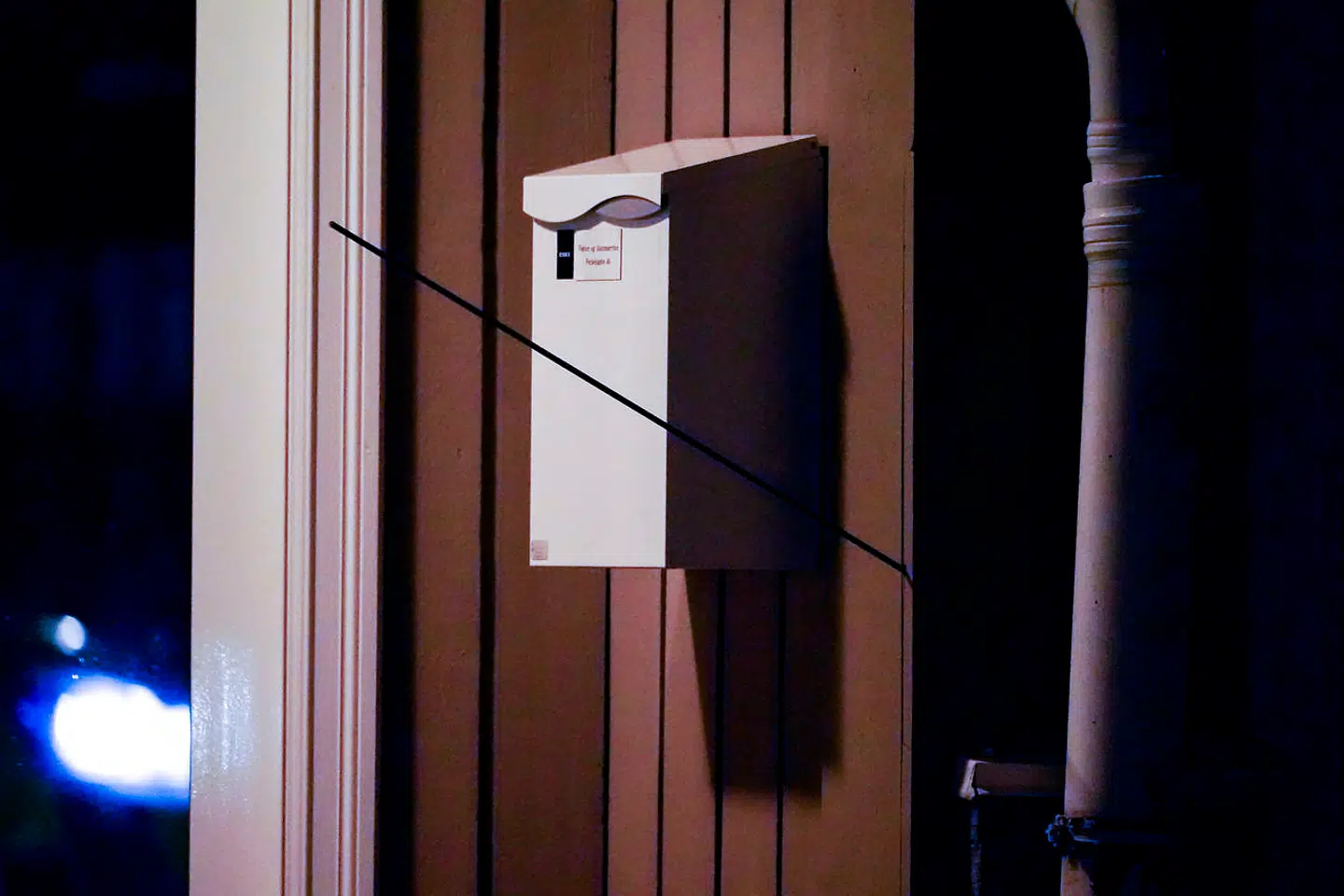 Kongsberg 20211013. En pil står i en vegg etter at en person beveget seg rundt med et våpen som skal ha vært en pil og bue i Kongsberg sentrum. Foto: Håkon Mosvold Larsen / NTB