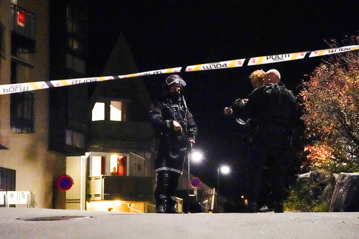 Police officers investigate after several people were killed and others were injured by a man using a bow and arrows to carry out attacks, in Kongsberg, Norway, October 13, 2021. Hakon Mosvold/NTB/via REUTERS ATTENTION EDITORS - THIS IMAGE WAS PROVIDED BY A THIRD PARTY. NORWAY OUT.NO COMMERCIAL OR EDITORIAL SALES IN NORWAY.