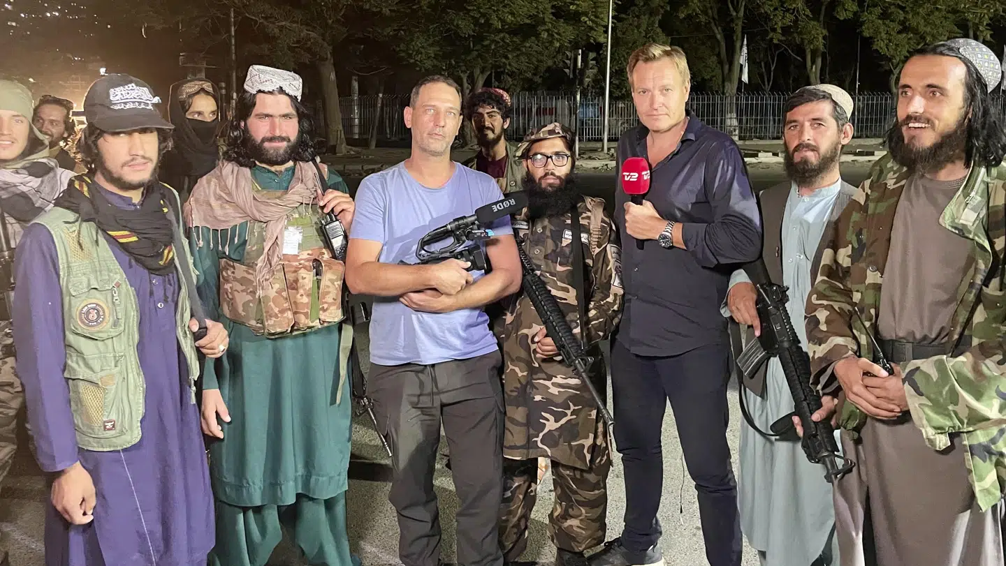 Rasmus Tantholdt ses her sammen med nogle Taliban-krigere i Afghanistan.