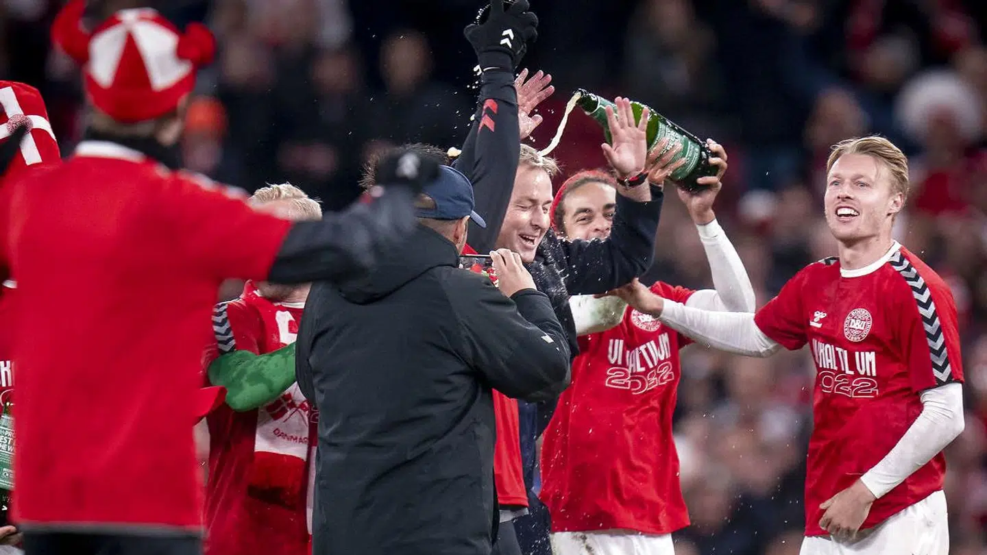 Der var jubel og øl i lange baner, da Danmark tirsdag kvalificerede sig til VM i Qatar.