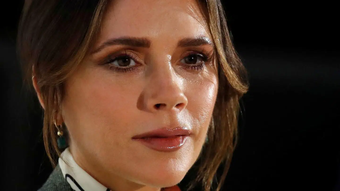 Victoria Beckham er tidligere kendt som sangerine i Spice Girls. I dag er hun modedesigner, og ejer af skønhedsvirksomheden, Victoria Beckham Beauty.