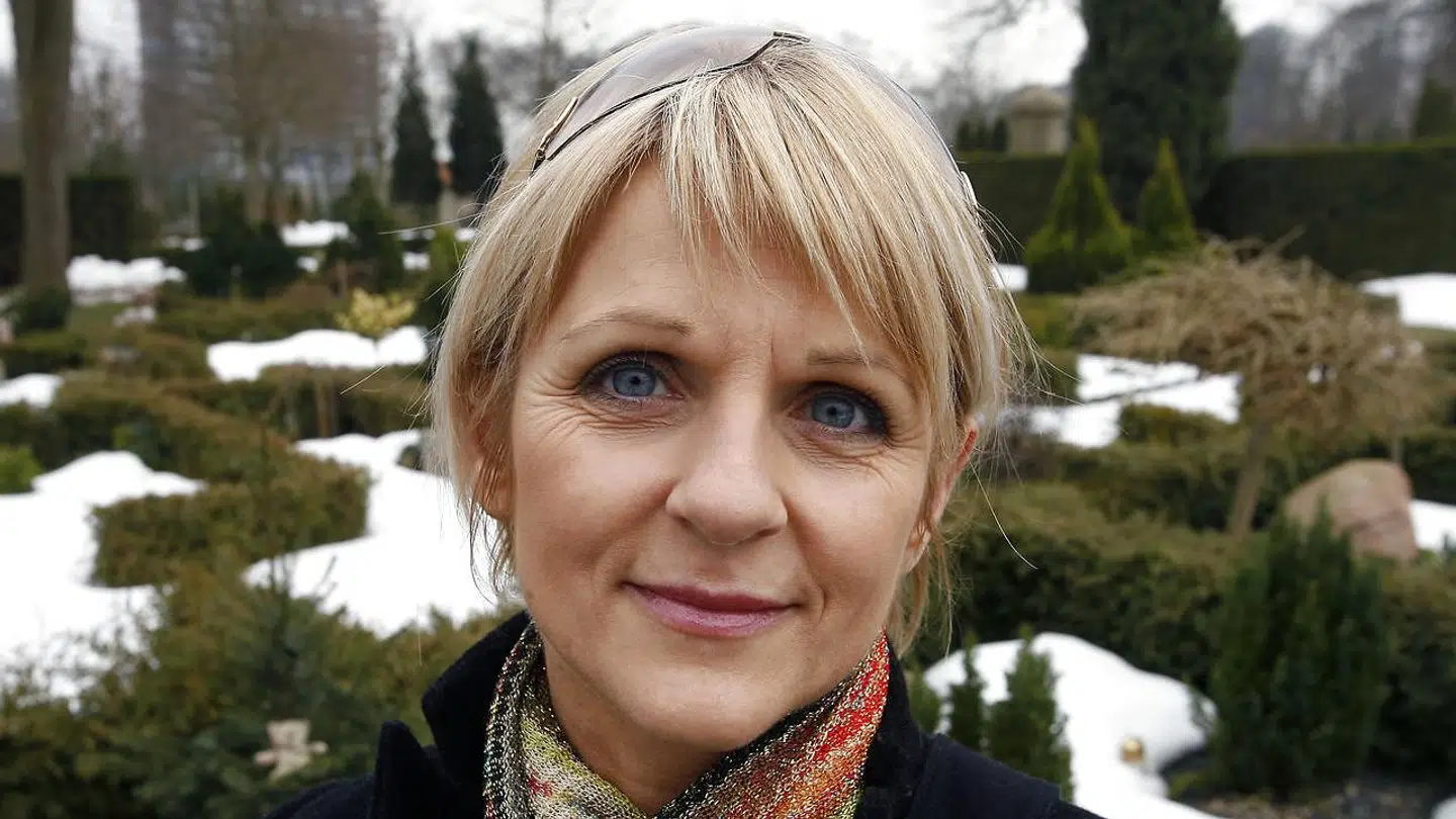 Lisa Næblerød på kirkegården i Hasseris et år efter drabet på sin datter, Cecilie.