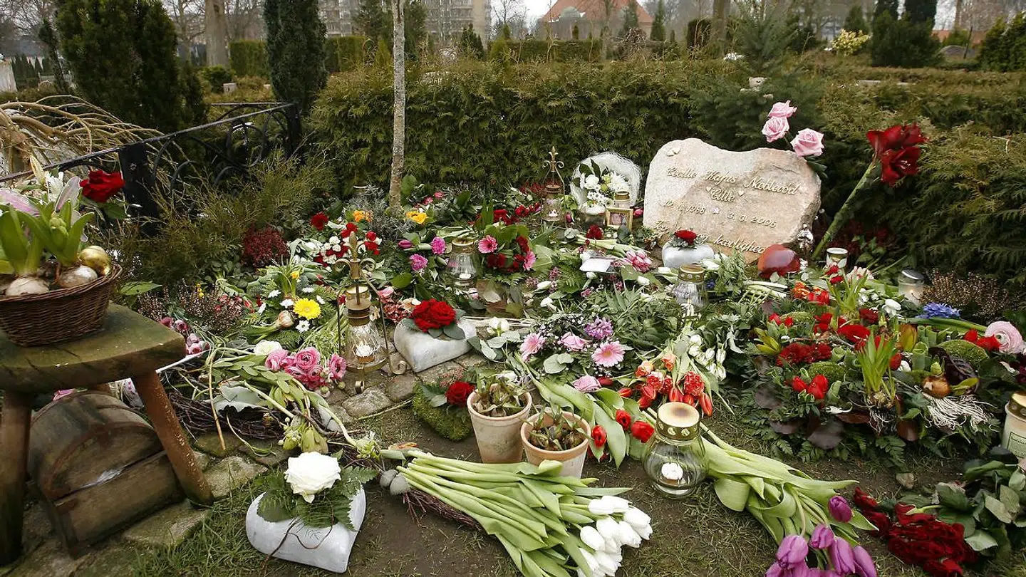På etårsdagen for drabet på Cecilie Næblerød blev der lagt massevis af blomster foran graven på kirkegården i Hasseris.