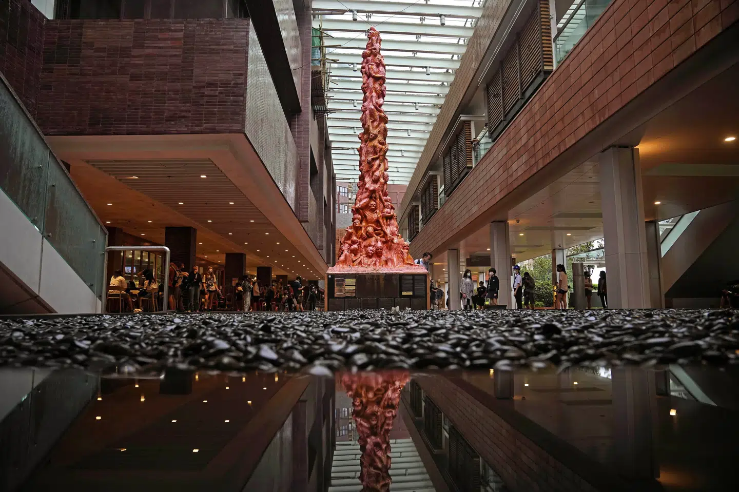 Skamstøtten her skulle efter planen være fjernet onsdag, men det har indtil videre fået lov at stå. Der pågår angiveligt juridiske forhandlinger, mens kunstneren bags advokat i Hongkong har intet hørt. (Arkivfoto) Kin Cheung/Ritzau Scanpix