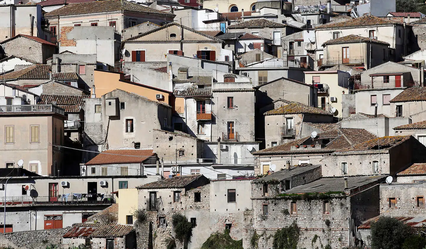 Den 63-årige Domenico Lucano gav 450 flygtninge plads i Riace. Det gav byen nyt liv.